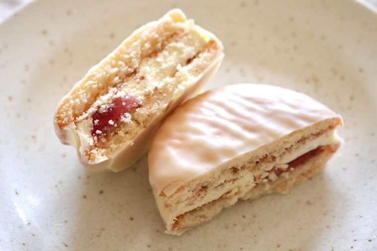 チョコパイ＜3種のベリーバスクチーズケーキ＞個売りの断面