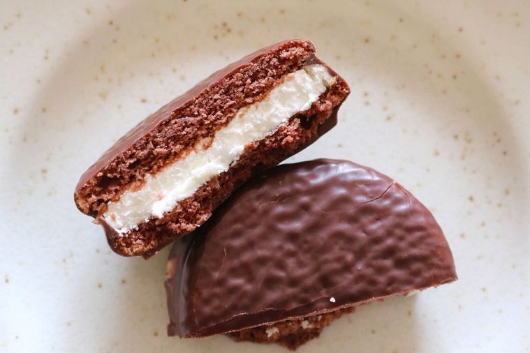 チョコパイ＜チョコレートバスクチーズケーキ＞個売りの断面