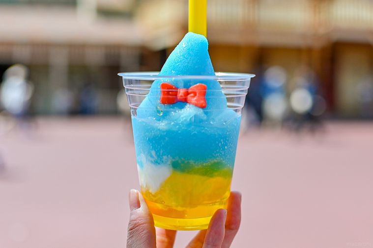 スムージーを持っているところ