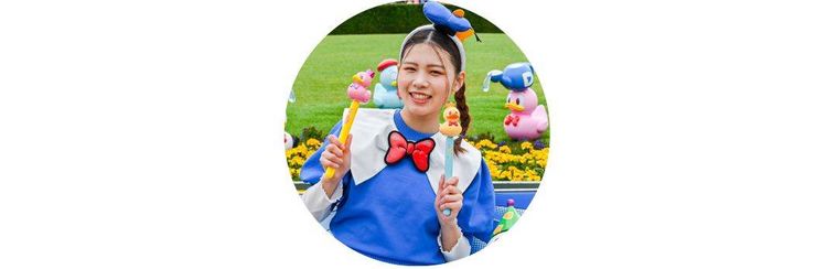 青い服を着た女性