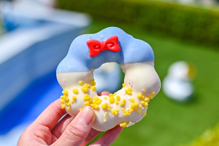 ドーナツを持っているところ