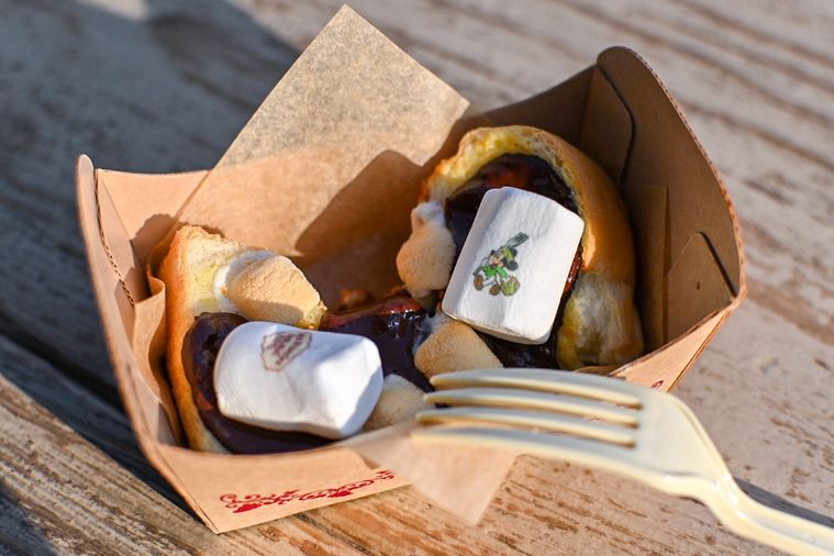 マシュマロをのせたパンスイーツのアップ