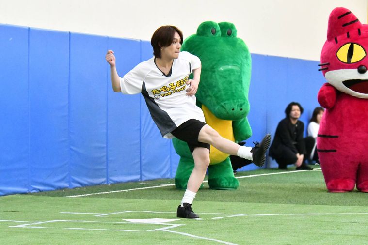 松田元太がボールを蹴っている