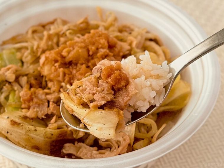 「ニンニク野菜牛めし」をスプーンですくっている様子