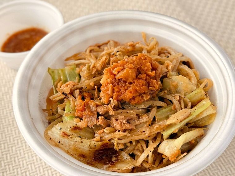テーブルの上に「ニンニク野菜牛めし」が置かれている様子