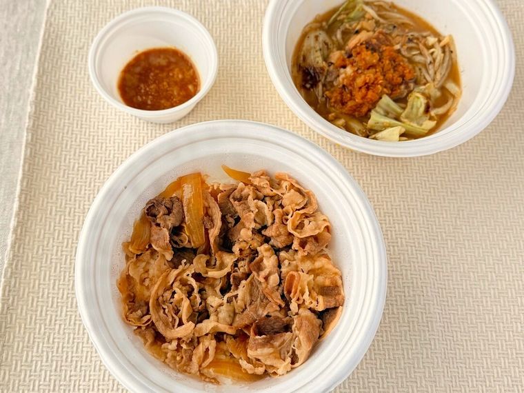「ニンニク野菜牛めし」の蓋を開けた様子