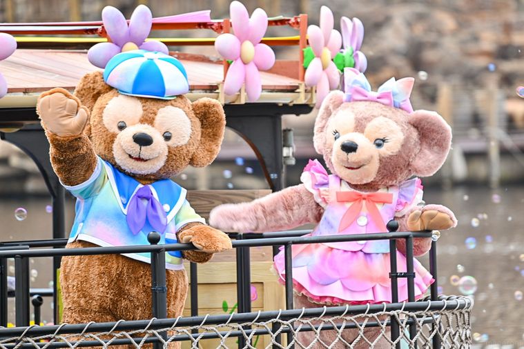 船にのっているダッフィーとシェリーメイ