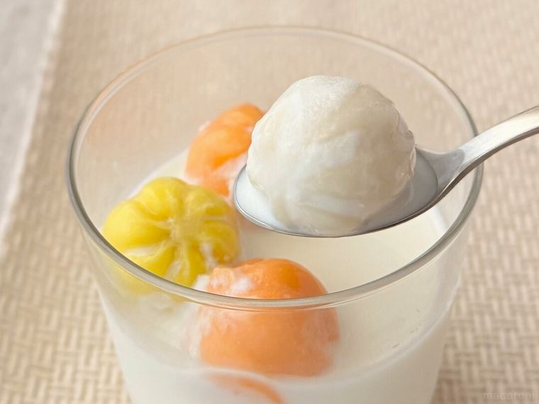 牛乳注いだクルトックをスプーンで持っている様子