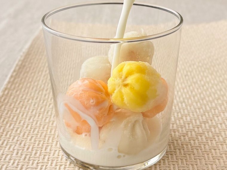 「クルトック」に牛乳を注いでいる様子
