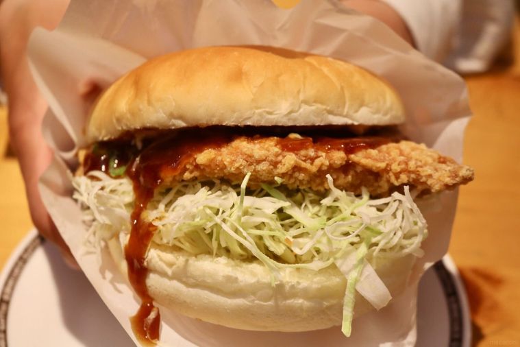 鶏タツタバーガーを手で持っている