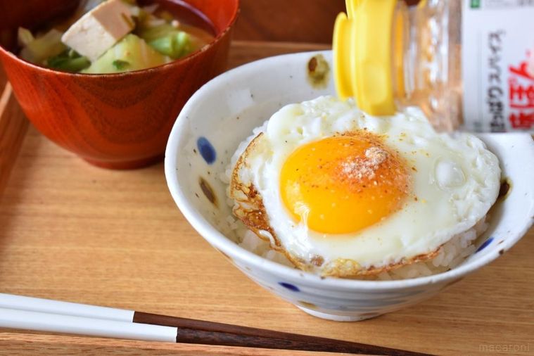 味ぽんをスパイスをかけた目玉焼きごはん