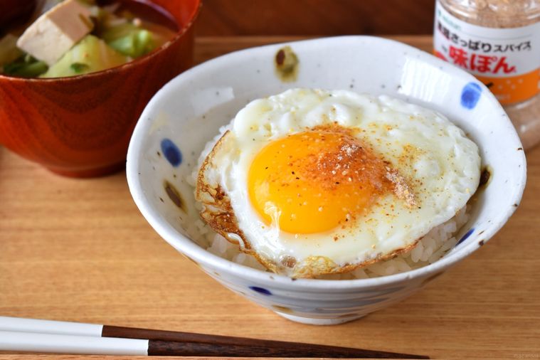 味ぽんスパイスをかけた目玉焼きごはん