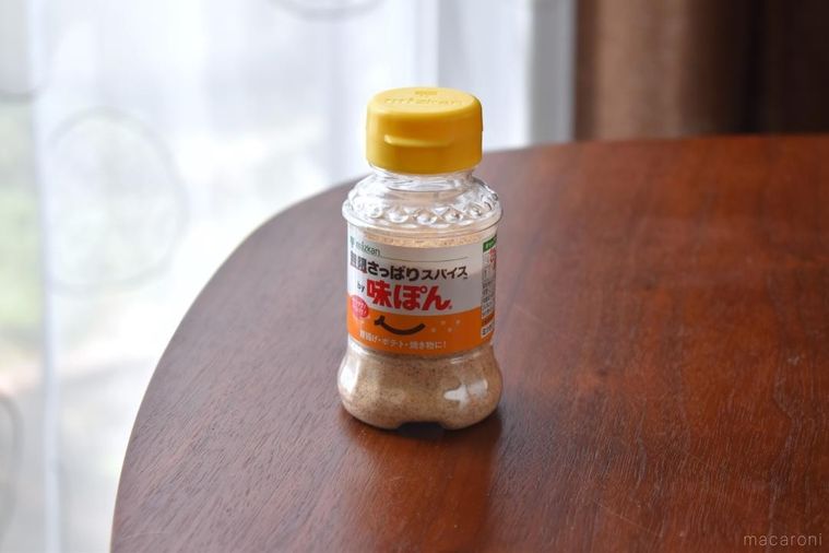 テーブルに置いた味ぽんスパイスのボトル
