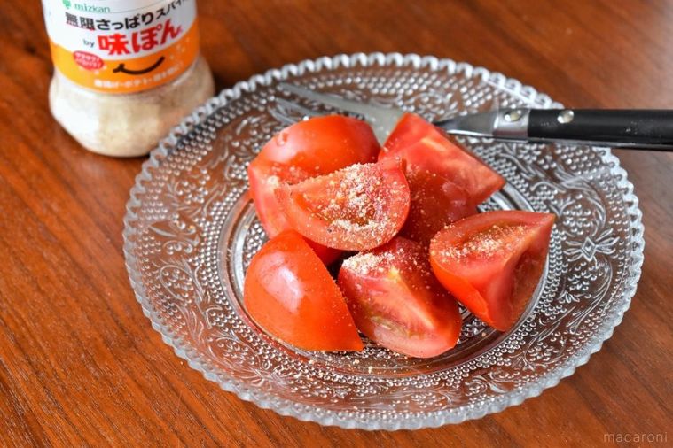 味ぽんスパイスをかけて皿に盛ったフルーツトマト