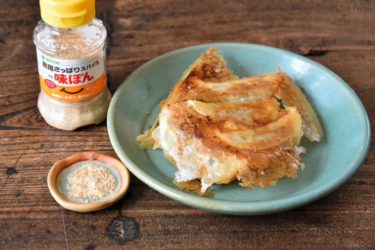 皿に盛った餃子と小皿に盛った味ぽんスパイス