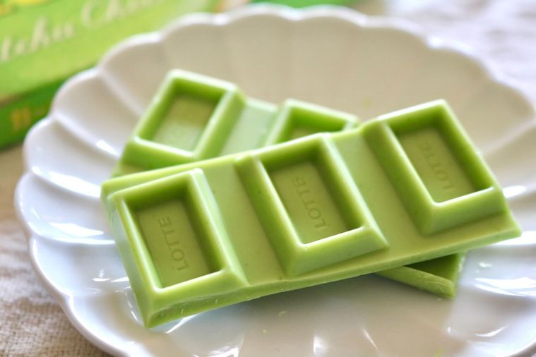 割ったガーナ抹茶チョコレートのアップ