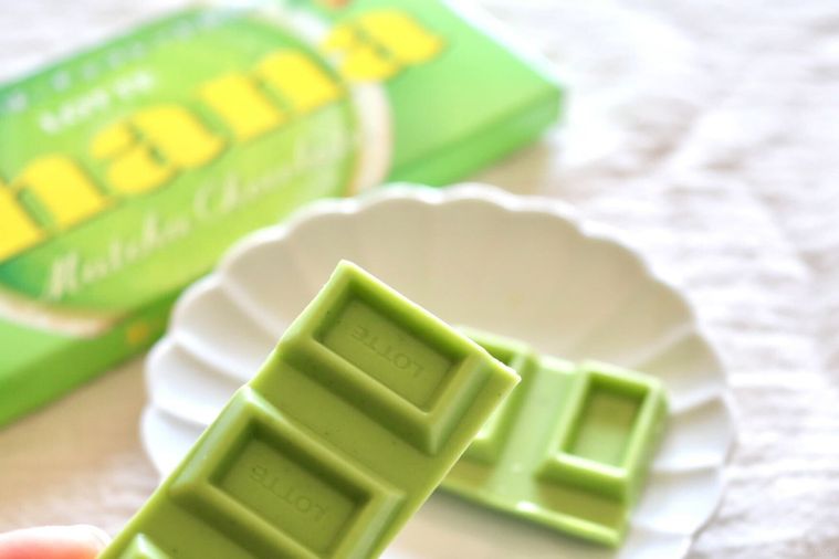 割ったガーナ抹茶チョコレートとパッケージ