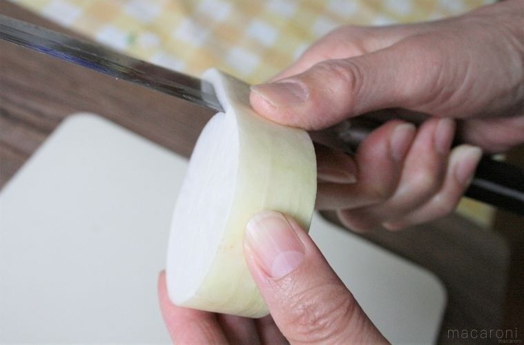 大根の皮を厚めにむく様子