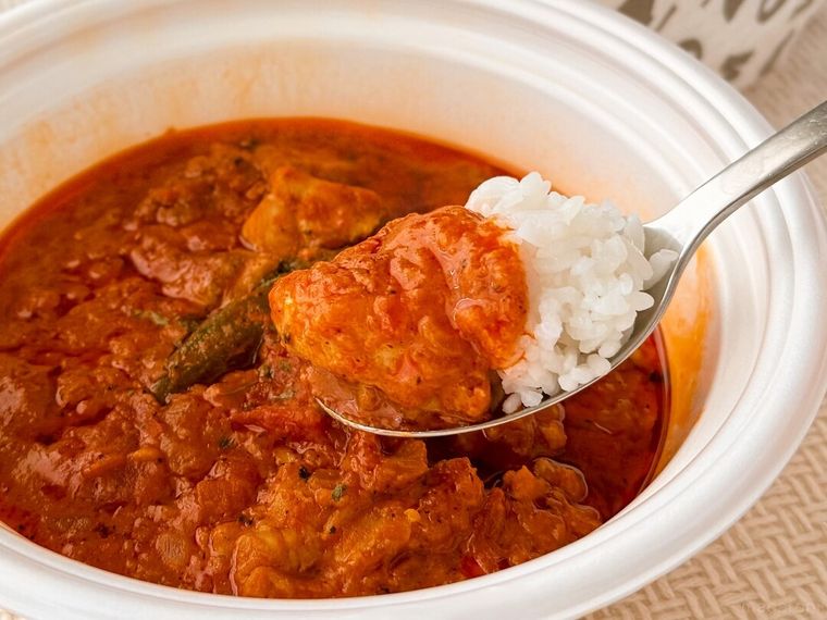 「マフェ」とご飯をスプーンで持っている様子