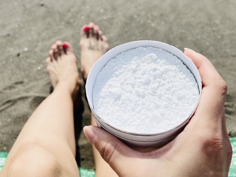 ベビーパウダーを持っている様子