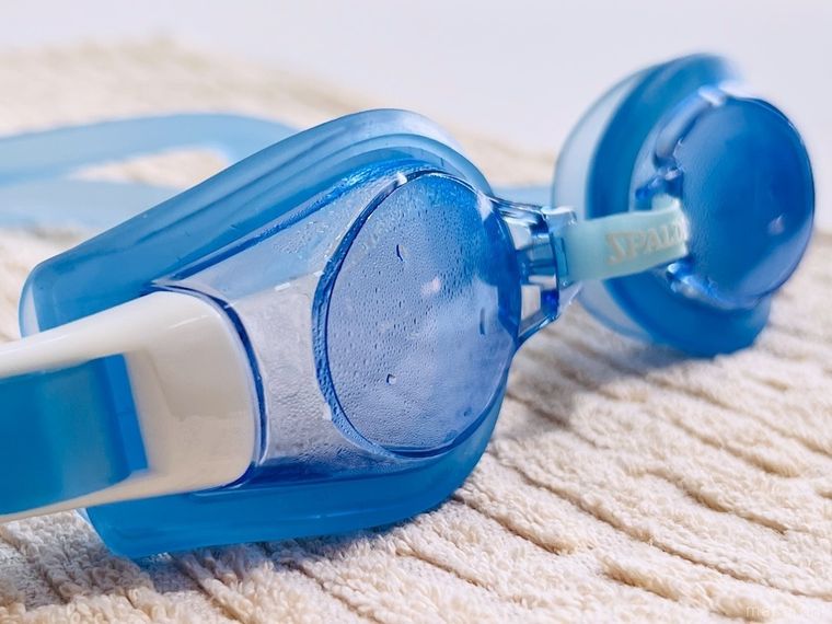 水泳用ゴーグルのレンズが曇っている様子