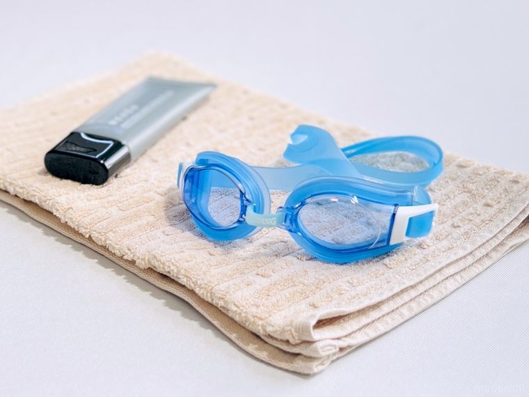 ハンドクリームと水泳用ゴーグル