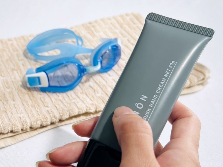 ハンドクリームと水泳用ゴーグル