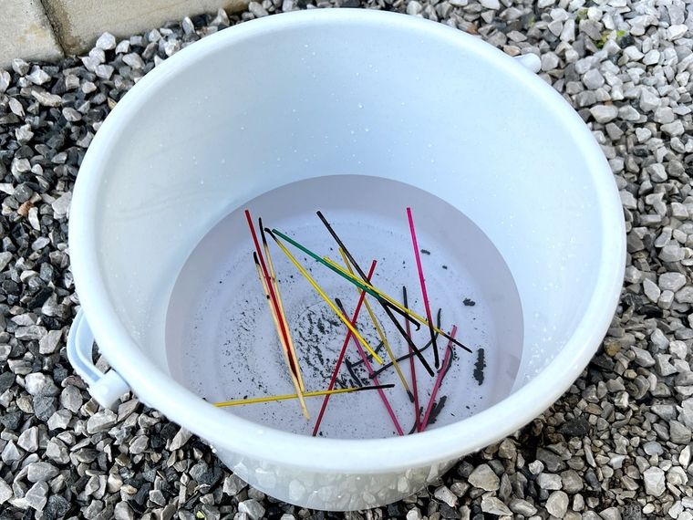 花火のゴミと水が入ったバケツ