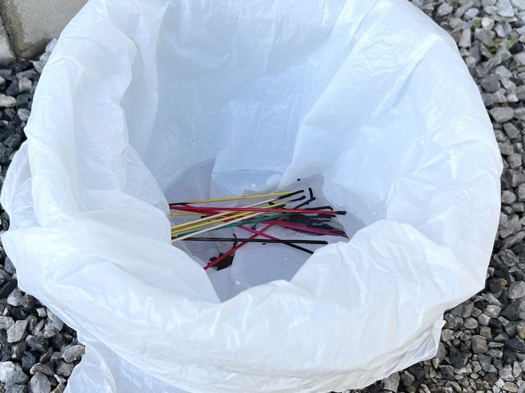 花火のゴミと水が入ったバケツ