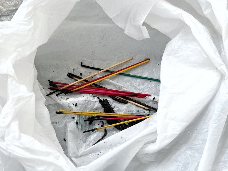 花火のゴミが入ったポリ袋