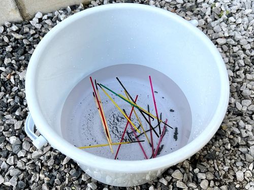 片付けが楽になる手持ち花火のゴミ処理方法に画期的目からウロコ