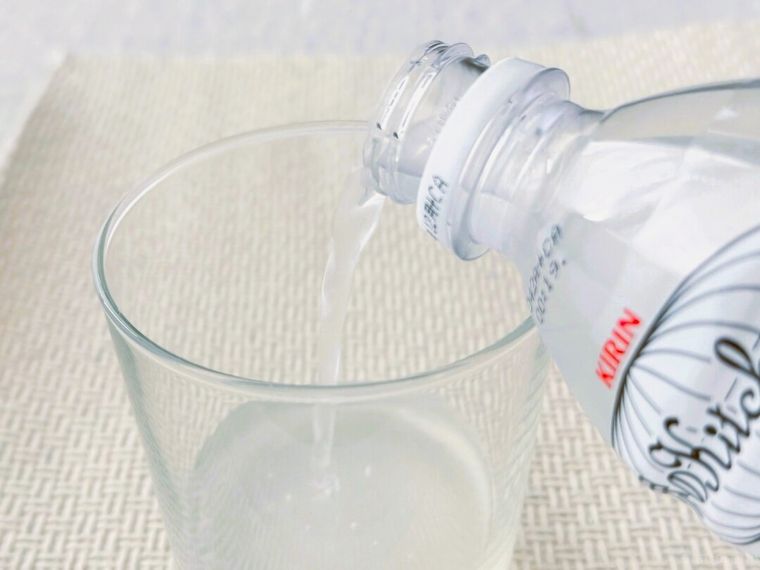 グラスに世界のKitchenから ライムソルト500mlを注いでいる様子