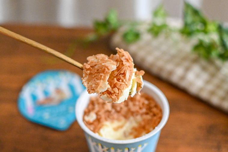 アイスをスプーンですくっているところ