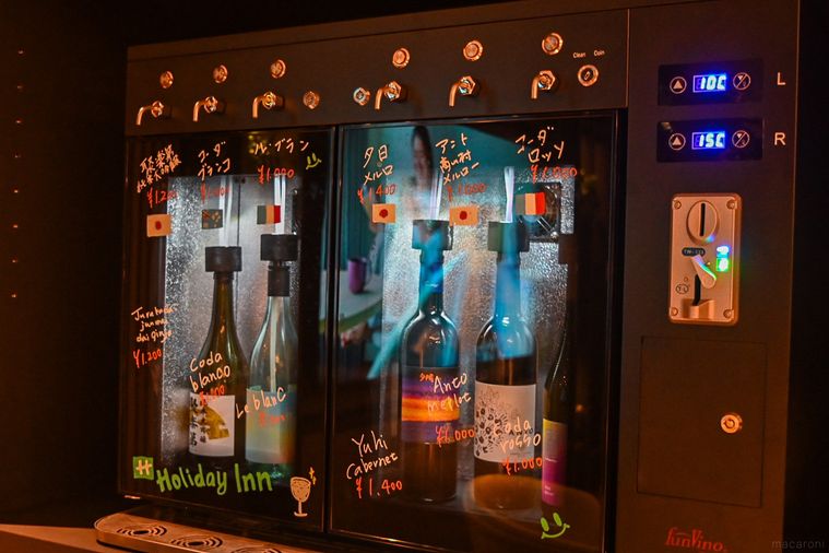 バーのお酒が並んでいるところ