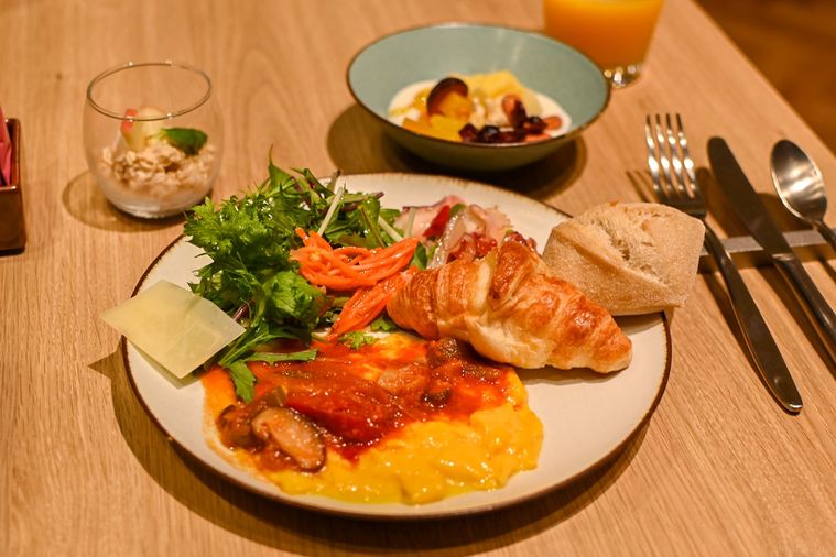 ブッフェの料理を持ったところ