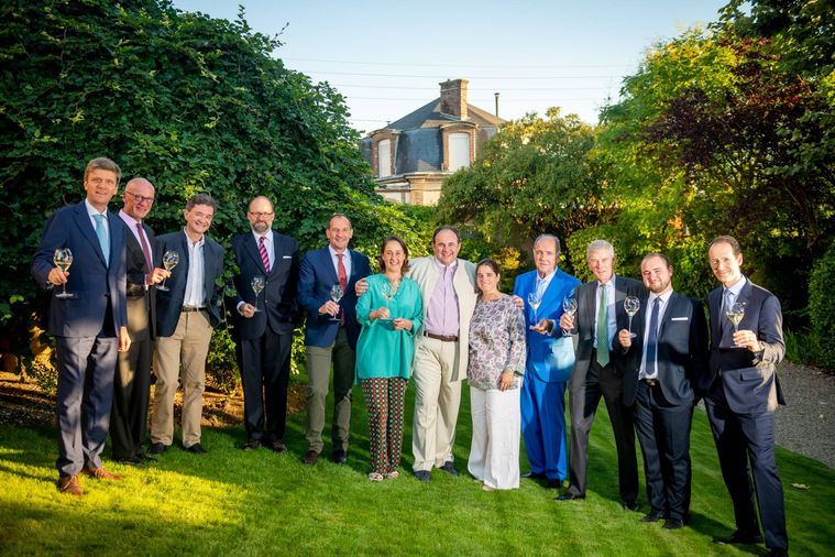 プリマム・ファミリエ・ヴィニの会員の集合写真