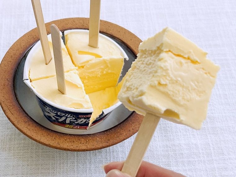 スーパーカップに棒を刺した様子