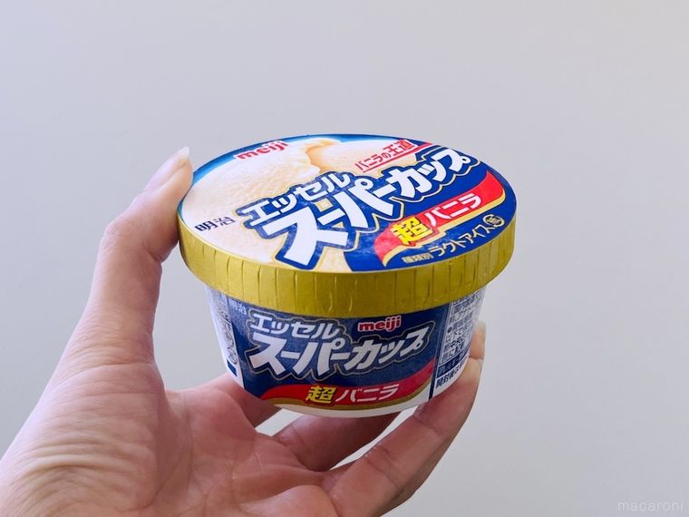 スーパーカップを手で持っている様子