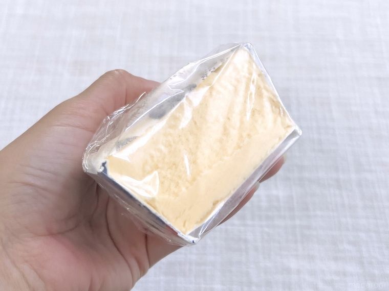 半分に切ったスーパーカップをラップで包んだ様子