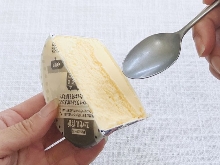 半分に切ったスーパーカップをスプーンですくおうとしている様子