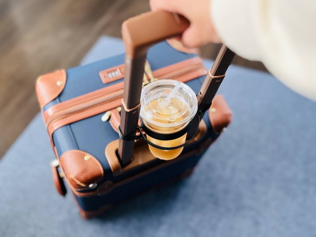 買って損なし！スリコ「スーツケース専用カップホルダー」に『動いても