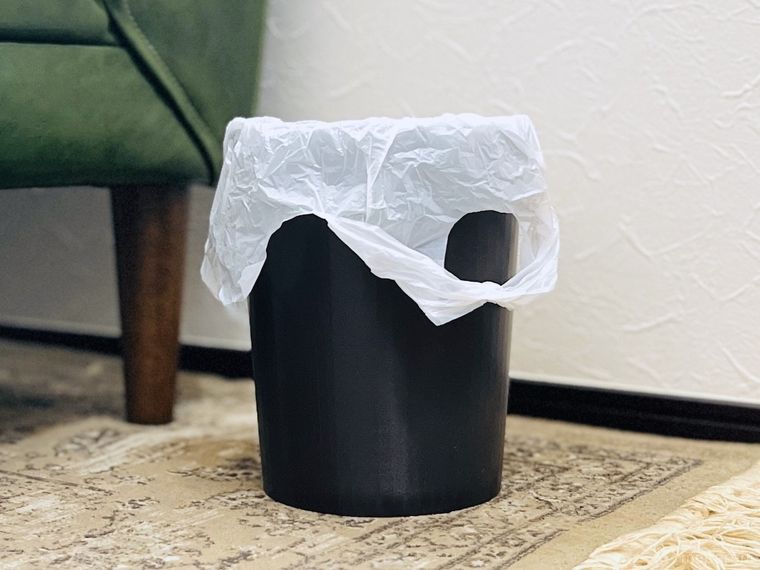 ポリ袋が飛び出たゴミ箱