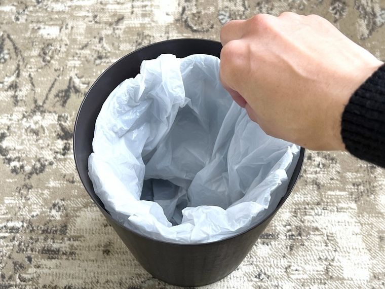 ゴミ箱にポリ袋をセットした様子