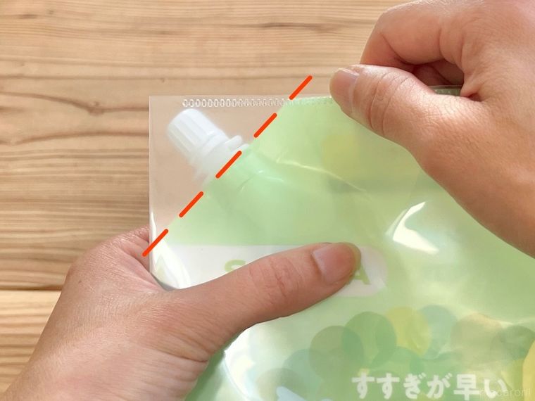ハンドソープの詰め替えパックにクリアファイルをかぶせている様子