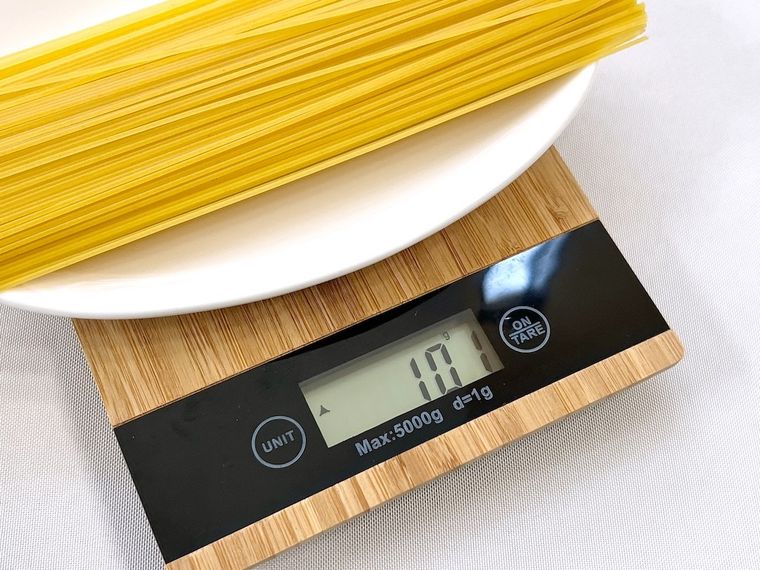 パスタの重さを量っている様子