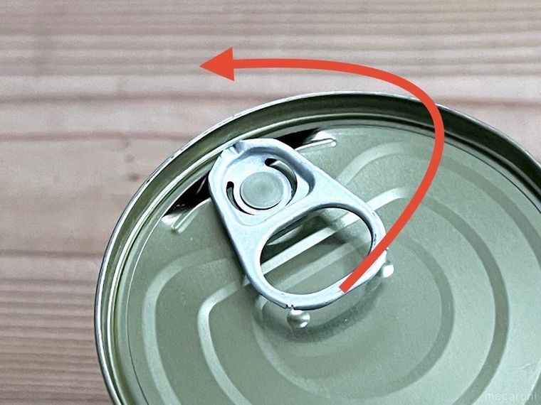 缶詰のフタを少し開けた様子