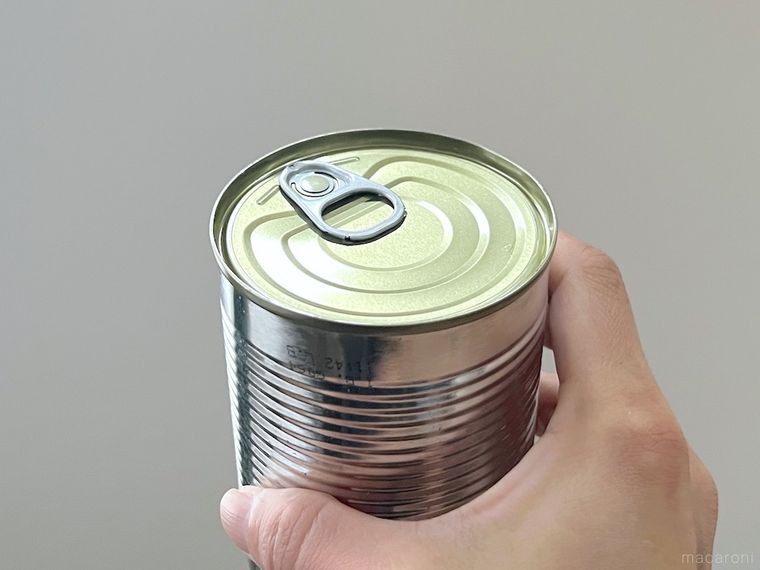 缶詰を手で持っている様子