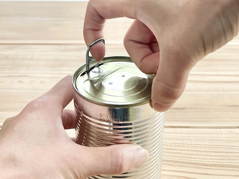 缶詰のフタを開けようとしている様子