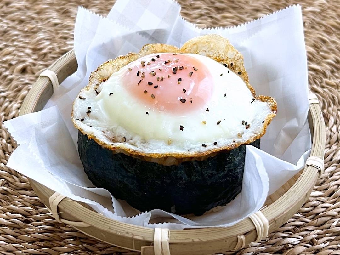 定番に飽きたら！卵1個でごちそう「目玉焼きおにぎり」のレシピ - macaroni