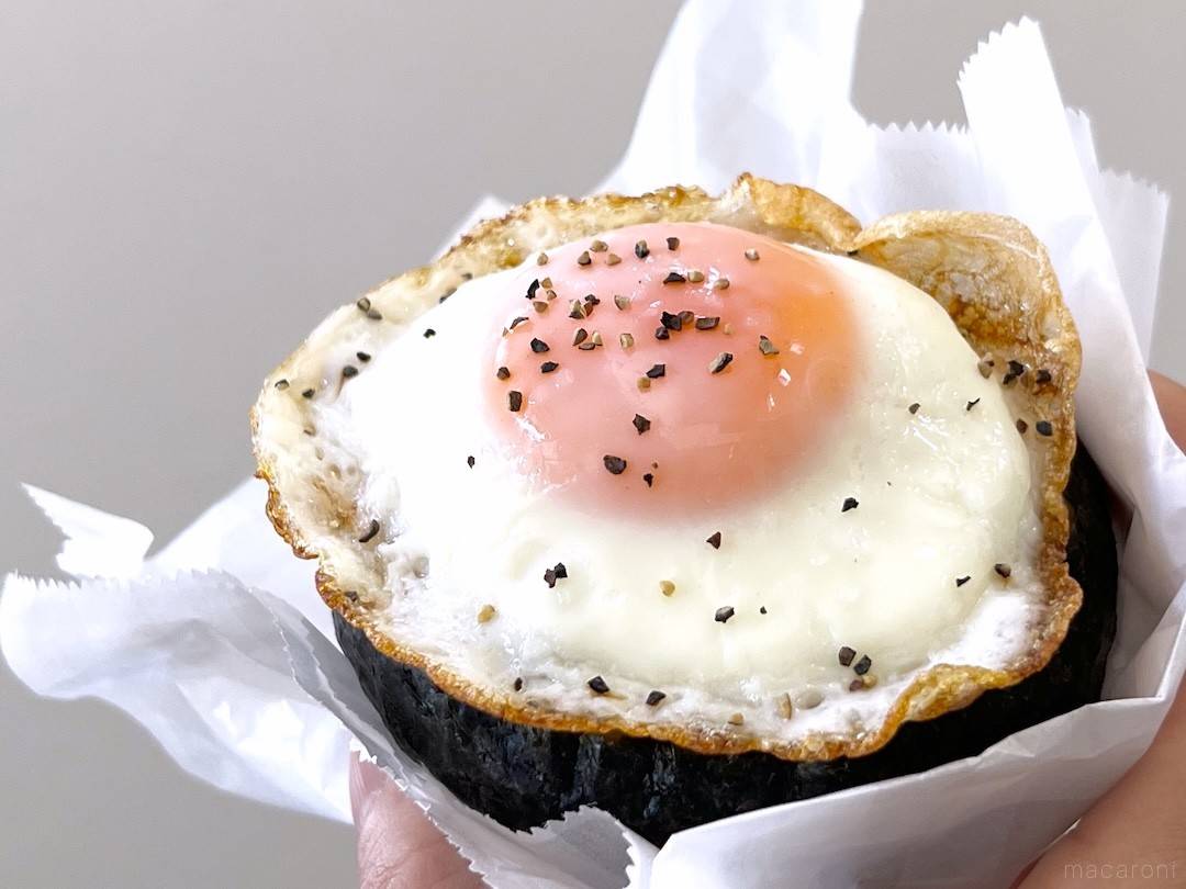 定番に飽きたら！卵1個でごちそう「目玉焼きおにぎり」のレシピ - macaroni